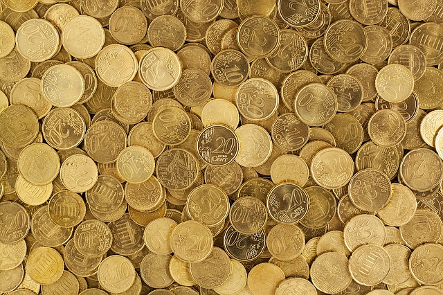 velké množství volně ležících euro mincí
