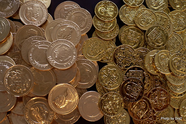 dva druhy zlatých lesklých mincí